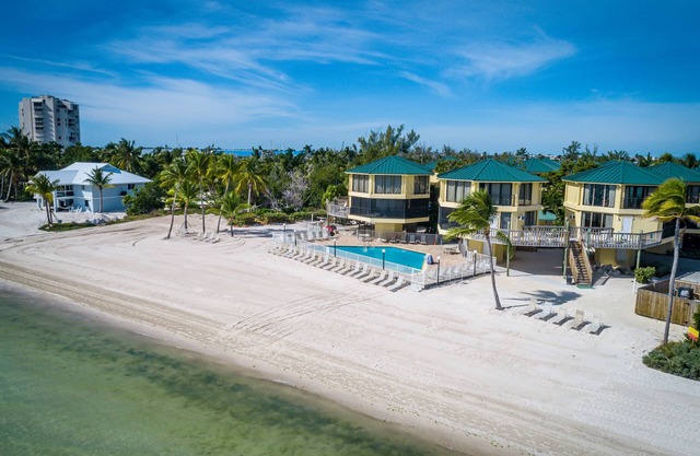 BG Beach Front villa Pool Beach Dock Ocean Sleeps 6 W&D Kitchen Parking WiFi BBQ