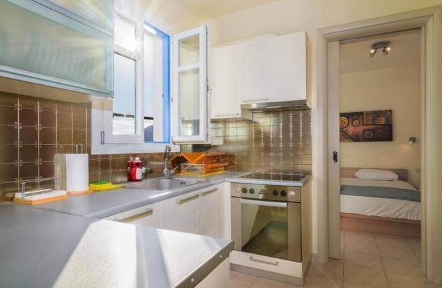 BH028 - C - House Milos