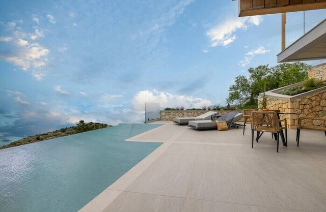 BH989 - C - Suite Lefkada