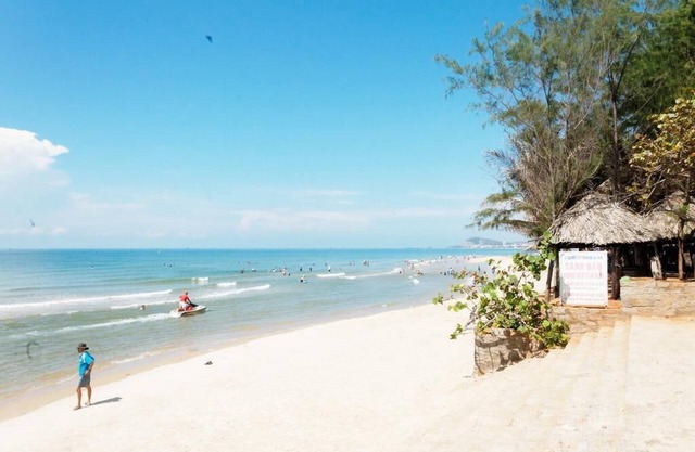 Biệt thự cách bãi tắm có 2 phút đi bộ.