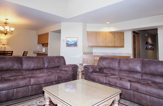 Big 3 Bedroom, 2 Miles to Purg, Indoor Swimming Pool and Free Ski Shuttle