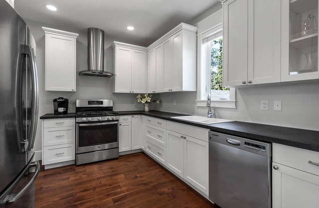 Big Beautiful House with private suite +high-end massage chair