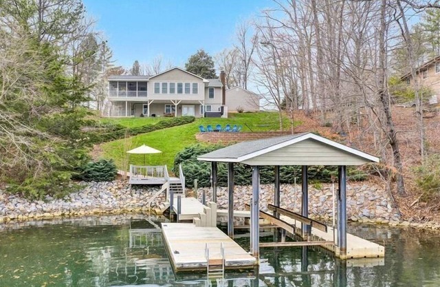 BIG DISCOUNTS Through the End of the Year! NO PROMO CODE NEEDED! HOT TUB, FIRE PIT, PET FRIENDLY! C