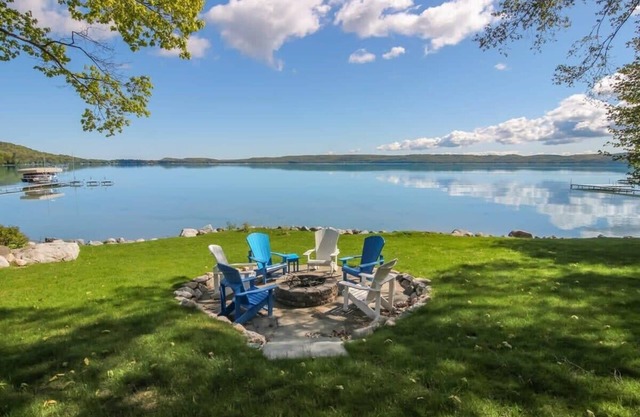 Big Glen Lakefront in Glen Arbor with Hot Tub!