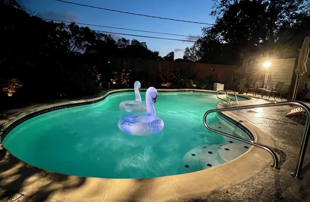 Big Heated Pool w Sunroom, Centrally-loc. Luxury in Houston, Billiards, Sleeps16