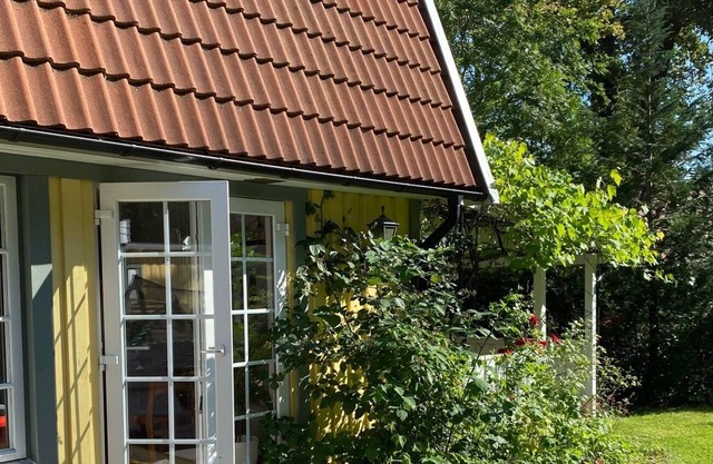 Big house with pool, 5 min walk to lake & 10 to sea - close to nature & city
