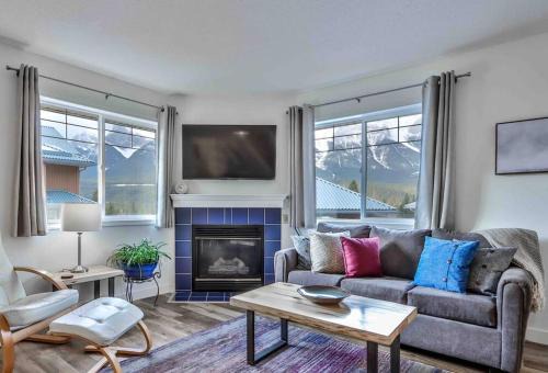 Big Mountain Views - Bright 2-story Corner Unit
