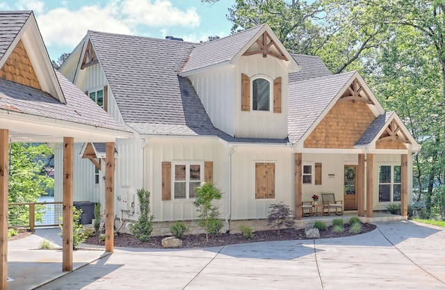 Big Oak Bungalow by Chatuge Home Concierge Lake house, private dock ,hot tub, ping pong, foosball, fireplace