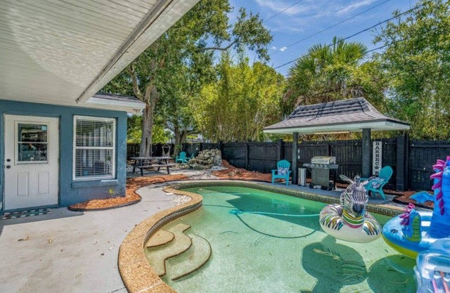 Big Savings! 5BR Poolside