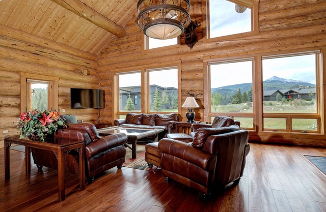 Big Sky Vacation Rentals: MDW Red Feather Lodge