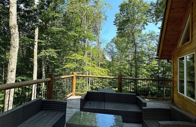 Big windows house + 5 bedrooms +Wifi+ dishwasher+ kitchen+ patio+ firepit