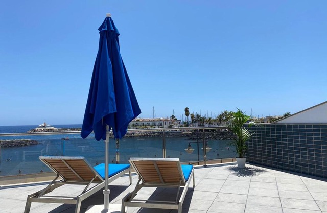 Billy's Beachfront Apartment with pool access