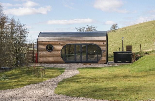 BINSEY LODGE, pet friendly, character holiday cottage in Caldbeck