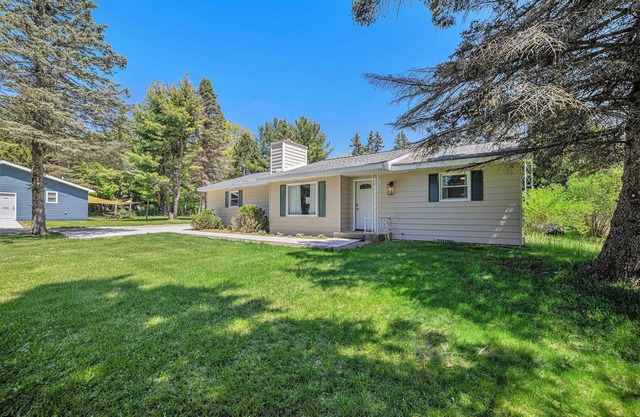 BIRCH COTTAGE - Modern Lake House w/shared Frontage on Thayer Lake