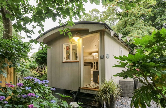 BIRCH, pet friendly, character holiday cottage in Newby Bridge