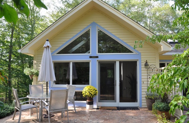 Birdsong - Relaxation, Activities & Culture In Quaint Shoreline Town