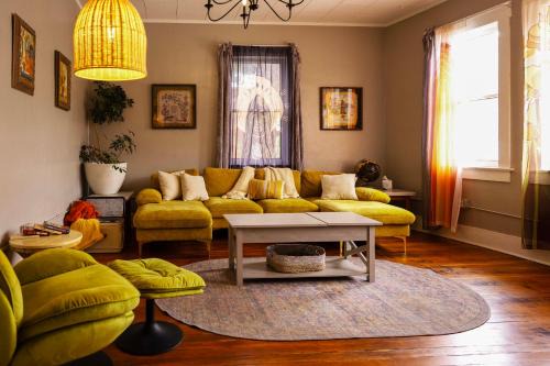 Bisbee Home Fantastic Views and Walkable Location!