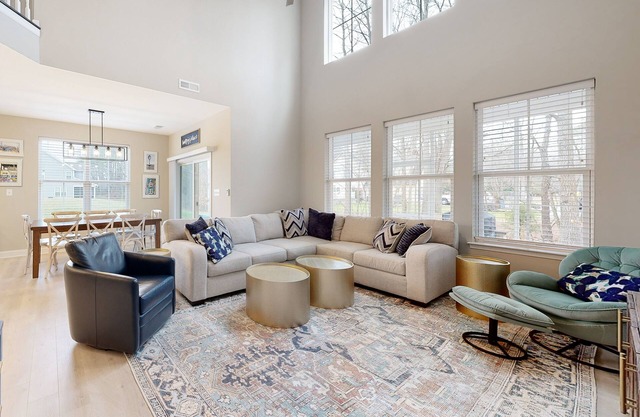 Bishops Landing townhome with screened porch, patio, on-site pool & tennis