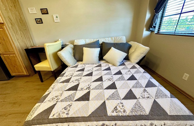 Bison Bungalow Studio Cozy Overgaard AZ Stay