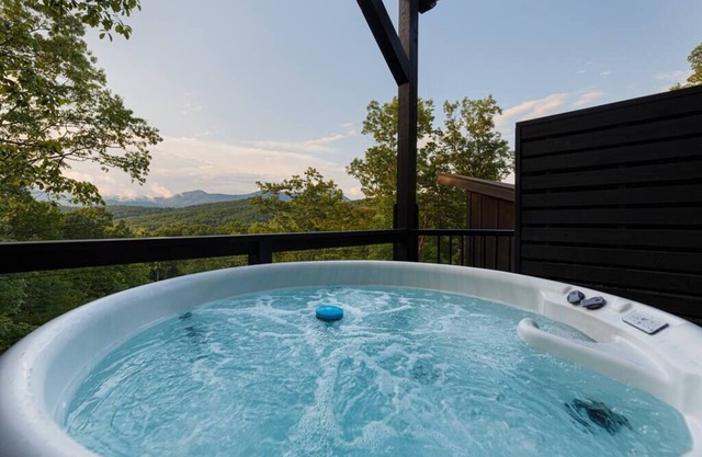 Black Ash, Alpine Cabin -Views! Outdoor shower, hot tub, more!