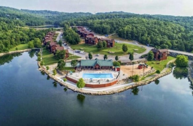 Black Bear Cabin! Gated golf course & 4.5 Miles from Silver Dollar City!