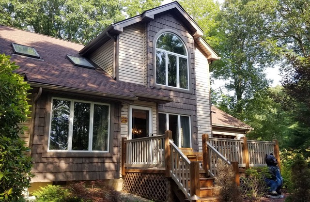 Black Bear Cottage in Jim Thorpe with Indoor Hot Tub
