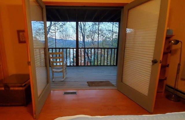 Black Bear Roost on Lake Santeetlah & near 'Tail of the Dragon'