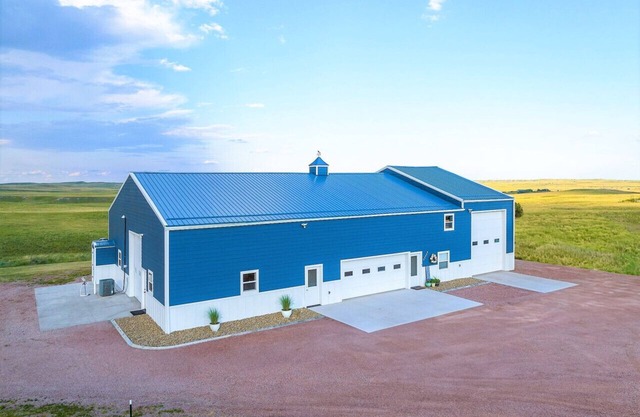 Black Hills Barndo-Hot Tub & Massage Chair