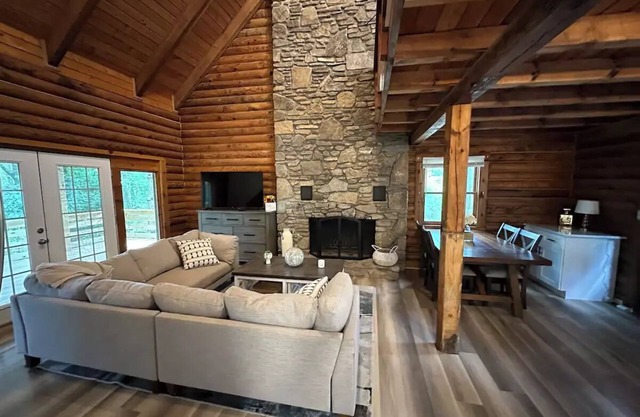 Black Mountain Retreats - Two Cabins & Game Roomn