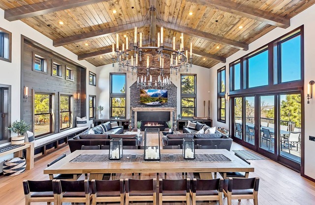 Black Rock: Luxurious! Theatre! Hot Tub! Pool Table! 2 Masters! A/Cs! Fire Pit! Game Room w/6 TVs! Massive Deck! Views! Forest Walks! EV Charger! Dog Friendly!