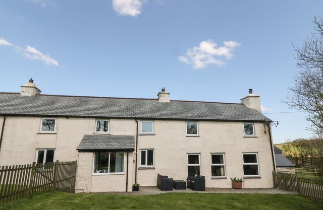 BLACKADON FARM COTTAGE, pet friendly, with open fire in Bodmin Moor
