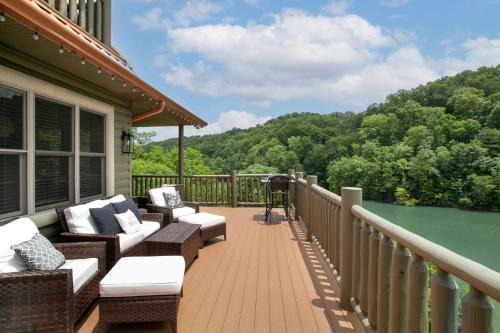 Blessed Getaway Hot Tub Theater LakeView GAMES