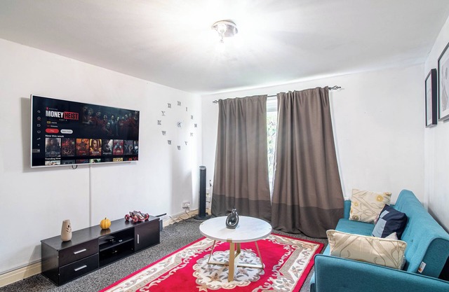 Blissful Apartment. Family-Friendly and work suited. HOME AWAY FROM HOME