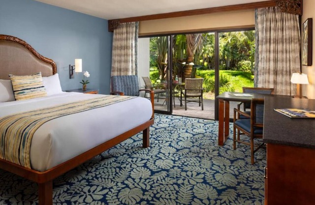 Blissful Retreat Room Perfect for Romantic Getaways – Pacific Ocean Steps Away