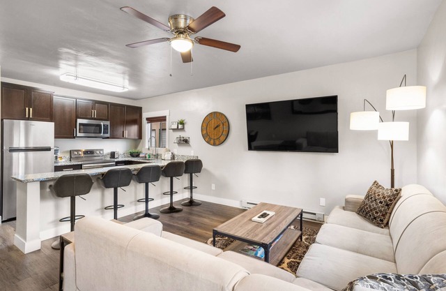 Blocks from the National Park- Yellowstone Hideaway Unit B