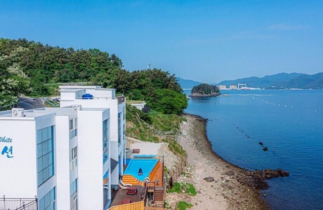 Blue and white pension