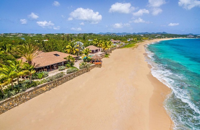 Blue Beach - Tropical Beachfront villa