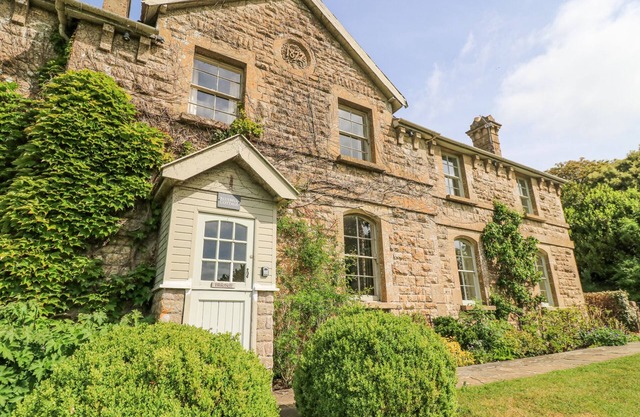 BLUE BELL, pet friendly, luxury holiday cottage in Colerne