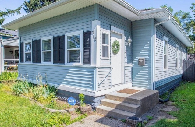 Blue Bungalow with 2 bedrooms, WiFi, AC in peaceful South Bend