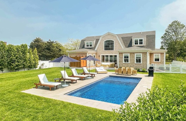 Blue Haven: Brand New Luxurious Home w/Pool Near Downtown