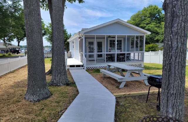 Blue Heron Cottage is cozy & convenient. Renovated March 2023!