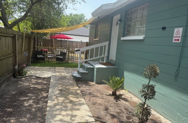 Blue house Charming 2-bedroom estate with WiFi, AC in beautiful Tampa
