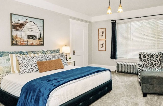 Blue Jay - Charming Upper Level Duplex Near Downtown