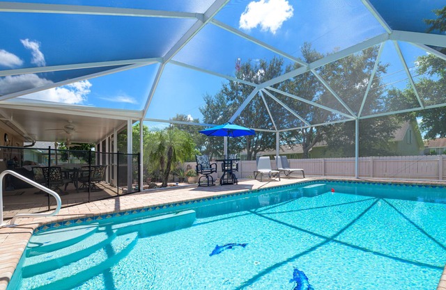 Blue Lagoon Family-Home, saltwater heated pool, close to the beach