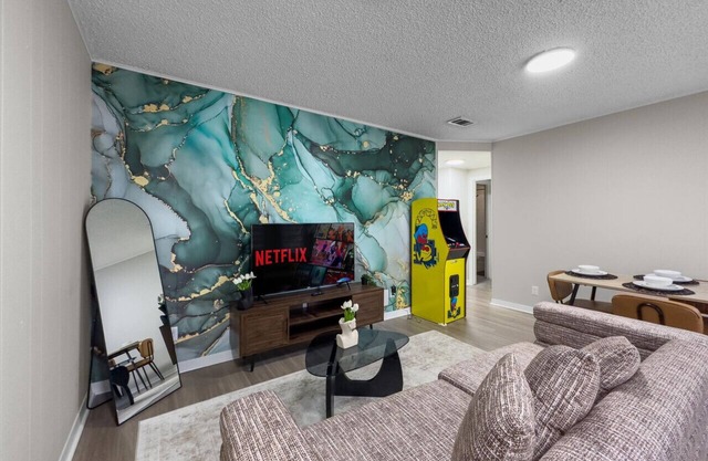 Blue Magic U-Texas Pac-Man Suite! Sleeps 5
