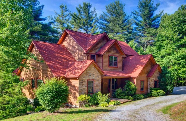 Blue Moon Lodge - 3D Home Theater, Gameroom, Gourmet Kitchen, Lake and Creek!