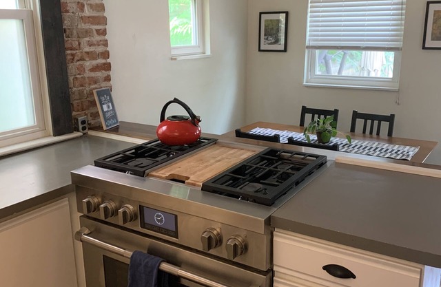"Blue Ox" Charming 2 Bedroom Triplex - S Broadway