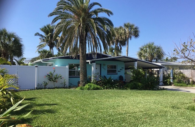 Blue Palm Beachside Cottage Heated Pool - Only Steps from Beach