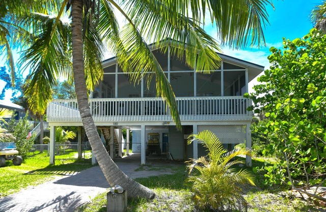 Blue Pearl-close to beach, screened porch, club, courtesy golf cart for 4.