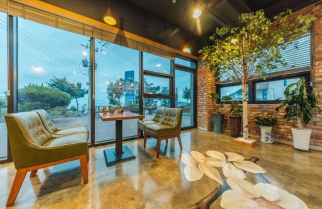 Blue Road Town Pension-Crystal